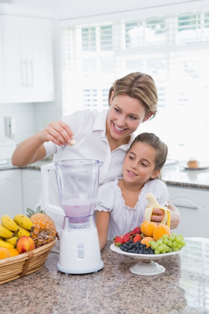 Madre e hija haciendo un batido