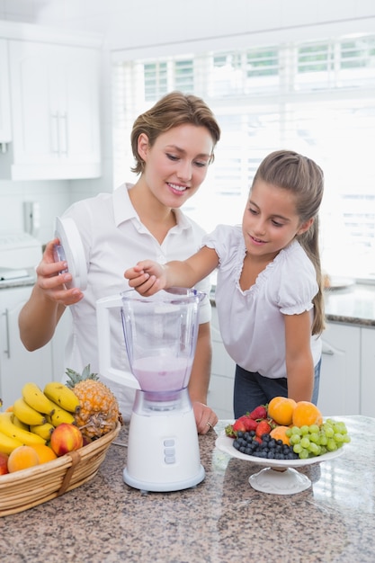 Madre e hija haciendo un batido