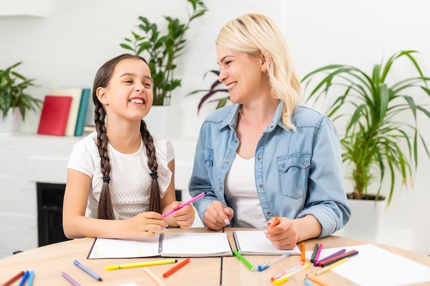 Madre e hija haciendo los deberes juntas.