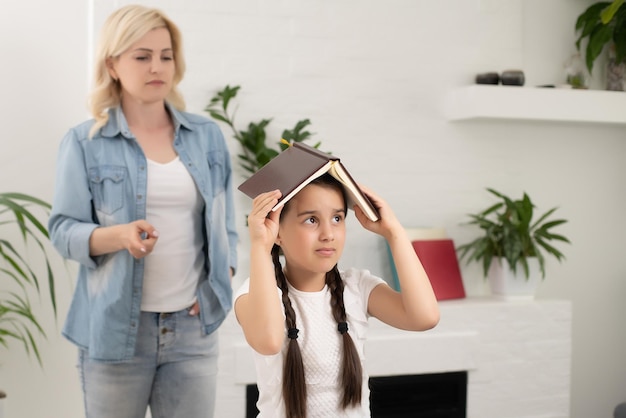 Madre e hija haciendo los deberes juntas.