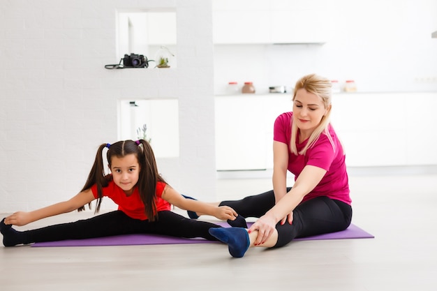 Madre e hija haciendo ejercicio en casa