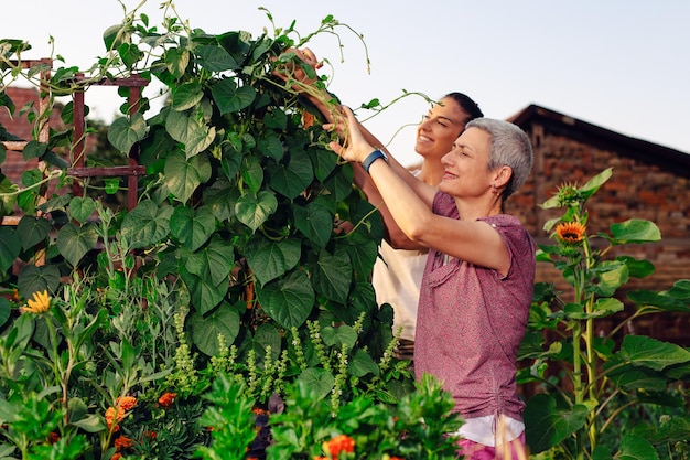 Madre e hija haciendo jardinería juntasJardinería descubriendo y enseñando