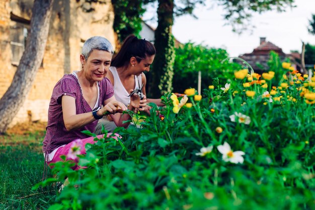 Madre e hija haciendo jardinería juntasJardinería descubriendo y enseñando