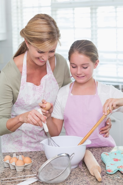 Madre e hija haciendo pastel juntos