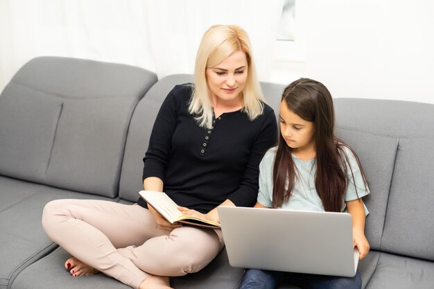 madre e hija haciendo la tarea con una tableta