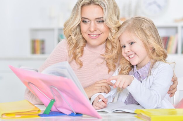 Madre e hija haciendo la tarea