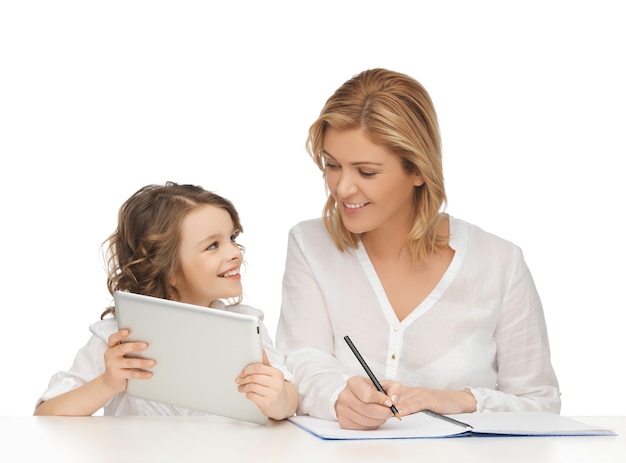 madre e hija haciendo el trabajo a domicilio