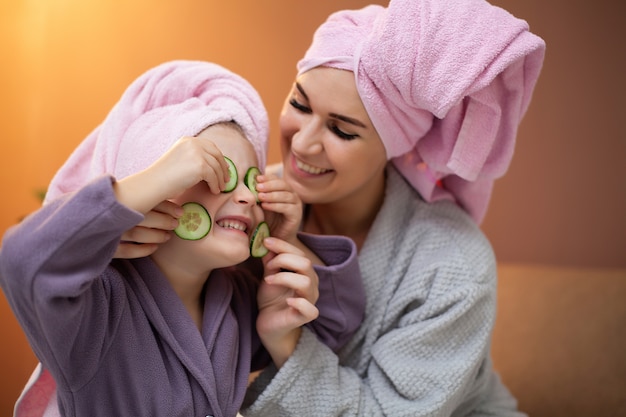 Madre e hija haciendo tratamientos de spa en casa