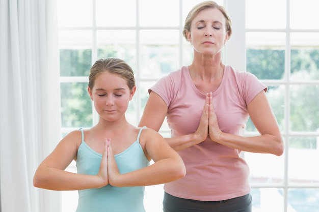 Madre e hija haciendo yoga