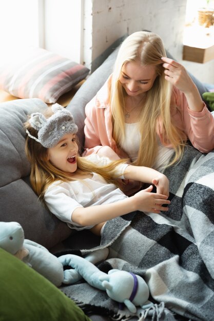 Madre e hija, hermanas tienen un día tranquilo, hermoso y divertido juntas en casa.