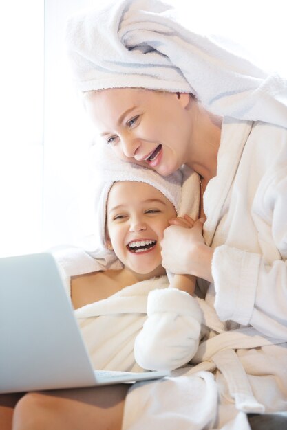 Madre e hija, hermanas tienen un día tranquilo, hermoso y divertido juntas en casa.