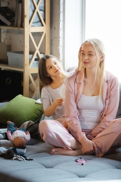 Madre e hija, hermanas tienen un día tranquilo, hermoso y divertido juntas en casa.