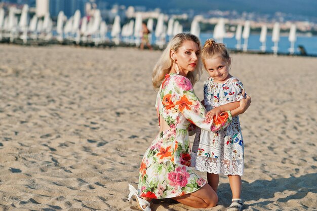 Madre e hija hermosa divirtiéndose en la playa Retrato de mujer feliz con linda niña de vacaciones