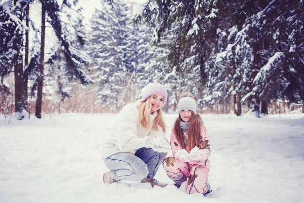 Madre e hija hija divirtiéndose