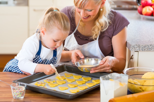 Madre e hija horneando galletas juntas