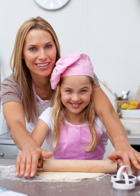 Madre e hija hornear en la cocina