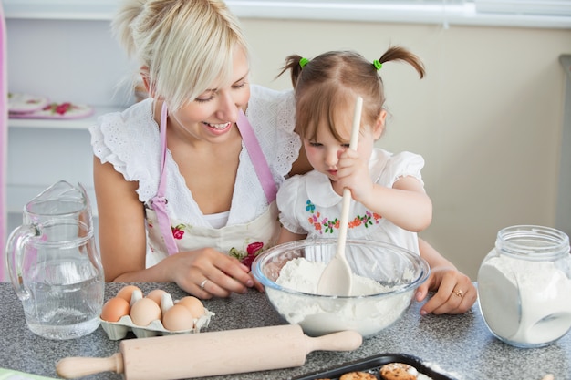 Madre e hija hornear galletas