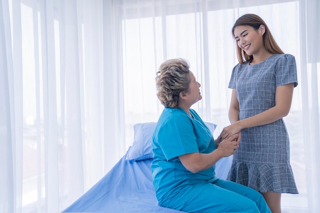 madre e hija en el hospital