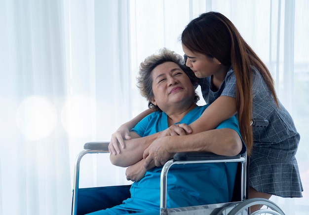 madre e hija en el hospital