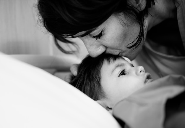 Madre e hija en un hospital