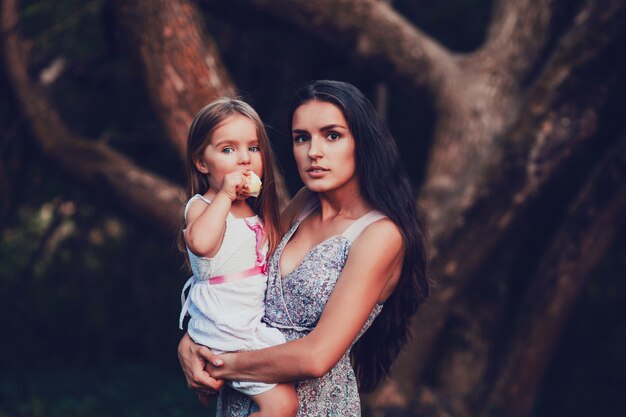 Madre e hija en el jardín de verano.