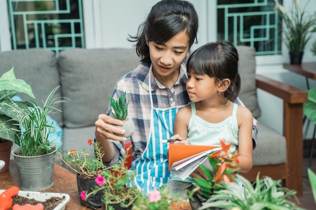 Madre e hija jardinería y estudio