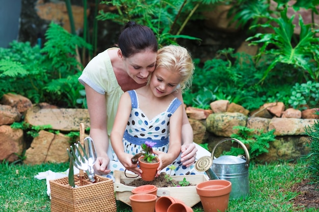 Madre e hija jardinería