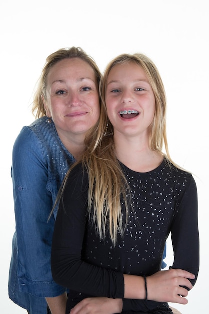 Madre e hija joven sobre un fondo blanco.