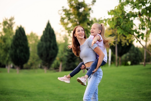 Madre e hija jugando juntas en el parque