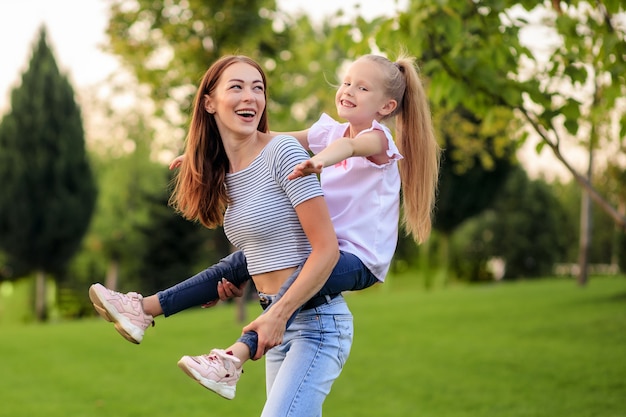 Madre e hija jugando juntas en el parque