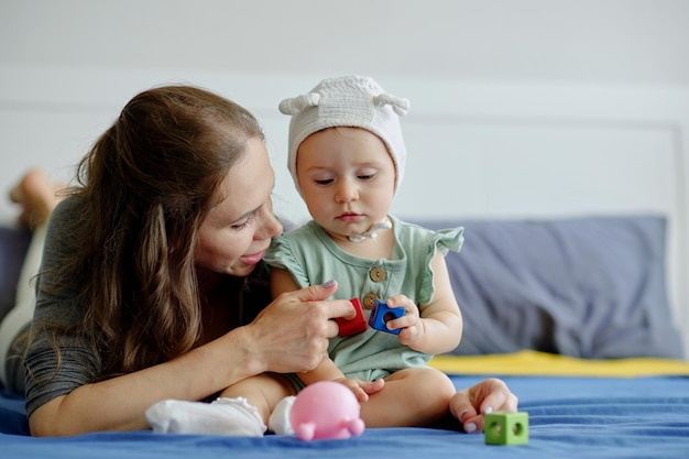 madre e hija jugando juntas