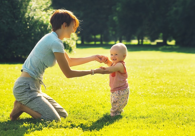 Madre e hija jugando juntos al aire libre