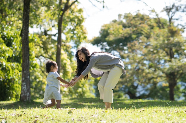 Madre e hija jugando en el parque