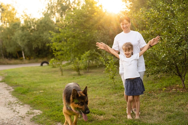 madre e hija jugando verano