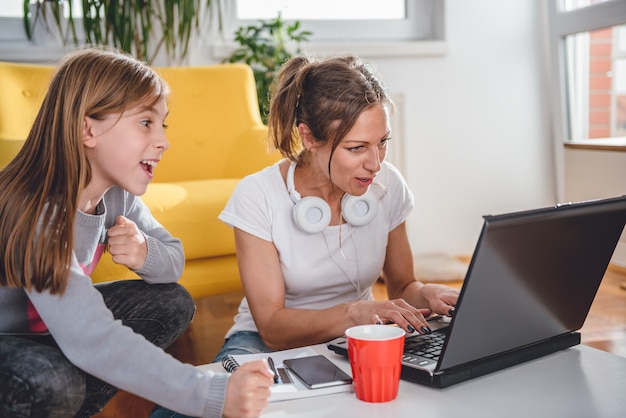 Madre e hija jugando videojuegos