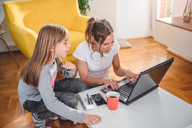 Madre e hija jugando videojuegos