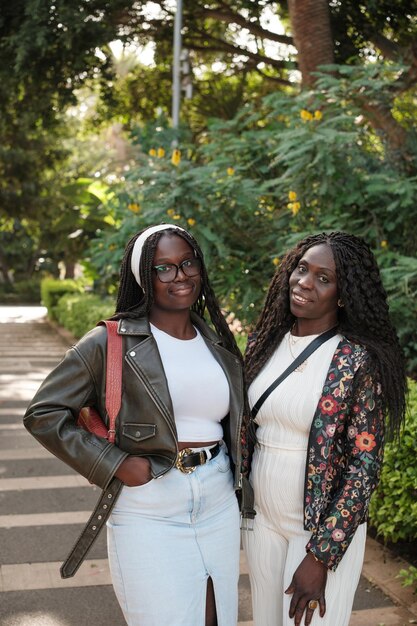 Madre e hija juntas al aire libre en ropa casual estilo de vida concepto vínculo juntos