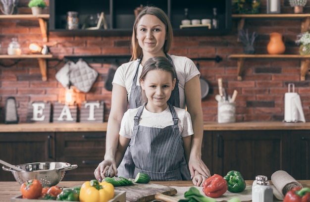 Madre e hija juntas en la cocina