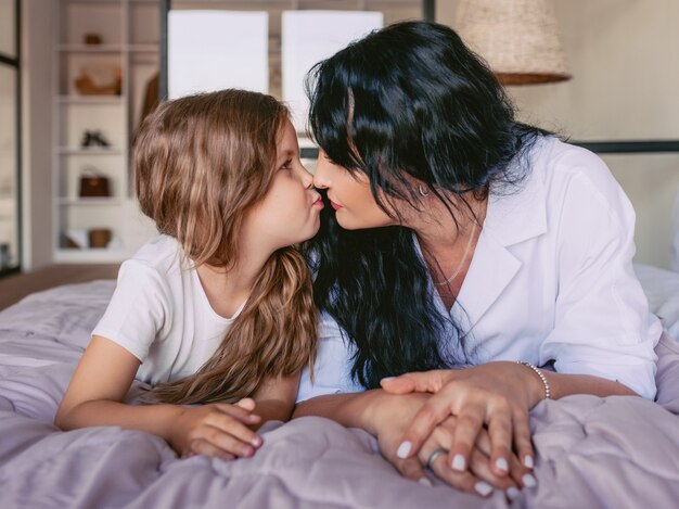 madre e hija juntas en el dormitorio