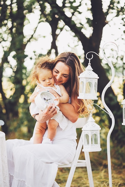 madre e hija juntas en el jardín al aire libre