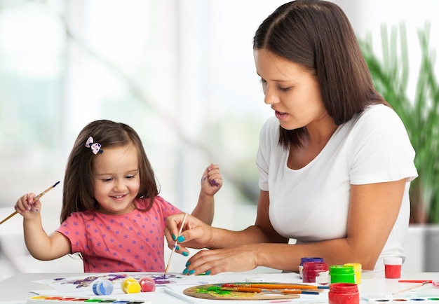 Madre e hija juntas pintan