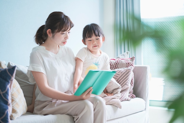 Madre e hija leyendo un libro ilustrado