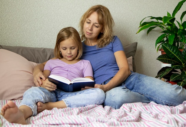 Madre e hija leyendo un libro