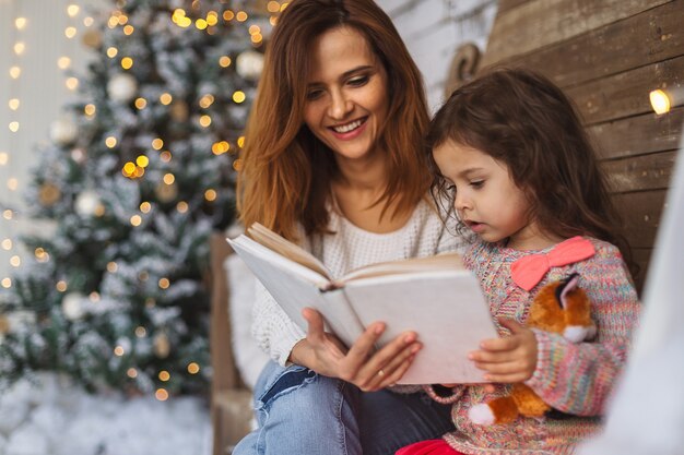 Madre e hija leyendo en Nochebuena