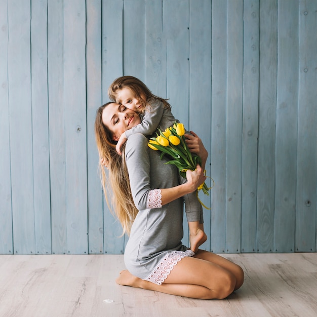 Madre e hija lindas celebrando el día de la madre