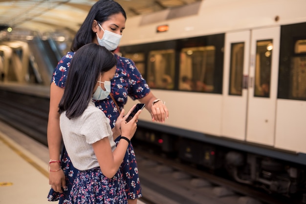 Madre e hija con mascarilla