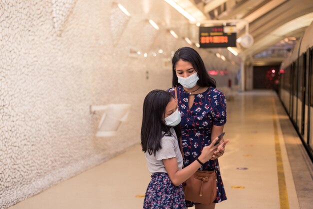 Madre e hija con mascarilla