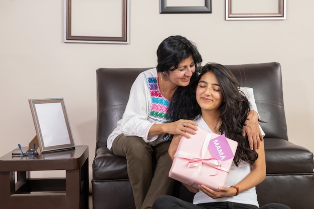 Madre e hija mexicana abrazando el día de la madre