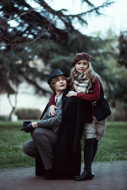 Madre e hija de moda en trajes elegantes