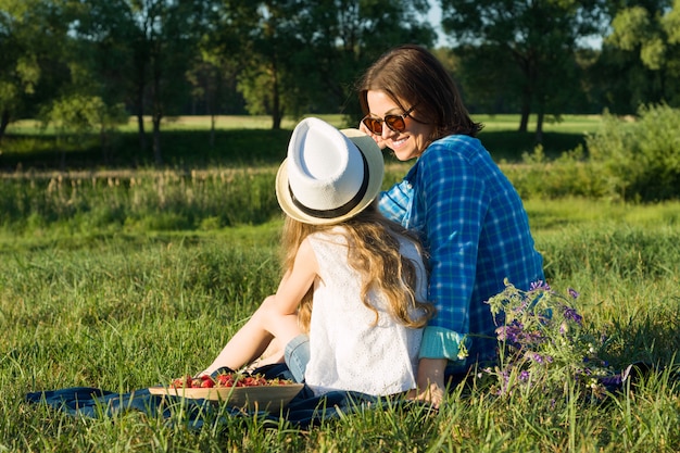 Madre e hija en la naturaleza, vacaciones de verano en el campo